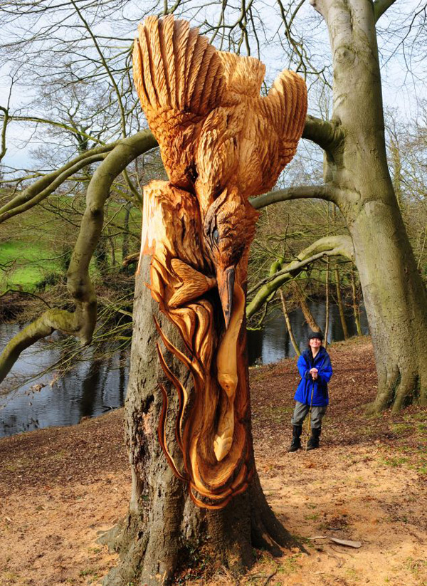 Sculpture en bois réalisée de façon artisanale.