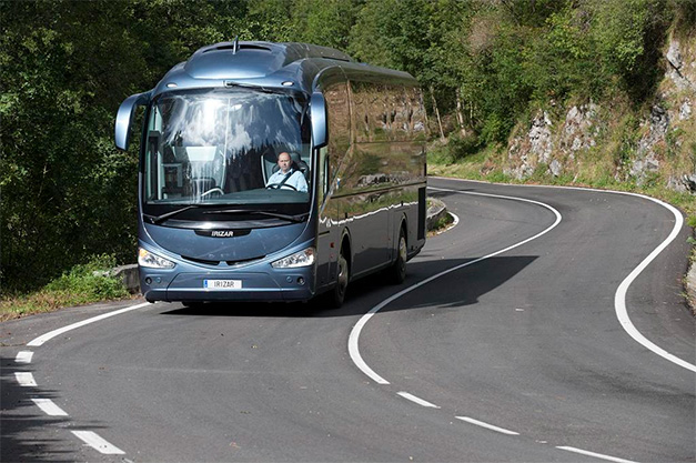 Autocar dans une route des Rocheuses.