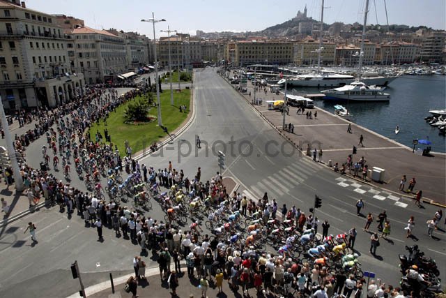 Peloton du critérium de Vales.
