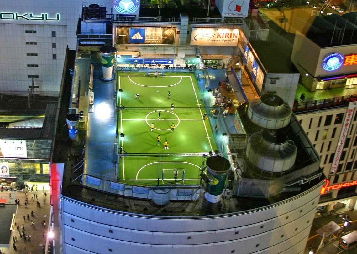Terrain de football sur le toît de la Gare d'Heiwashima-Tokyū.
