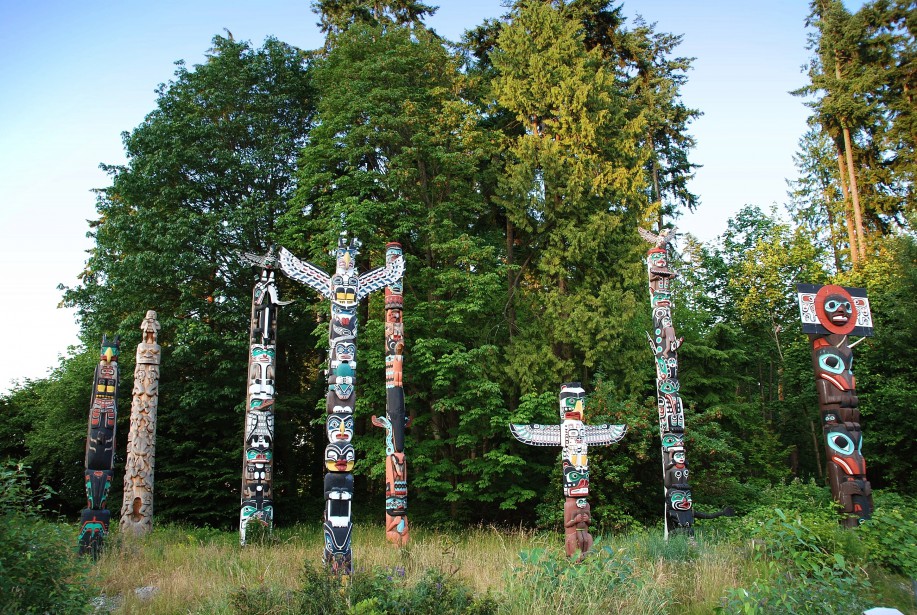 lieu de culte avec totems.