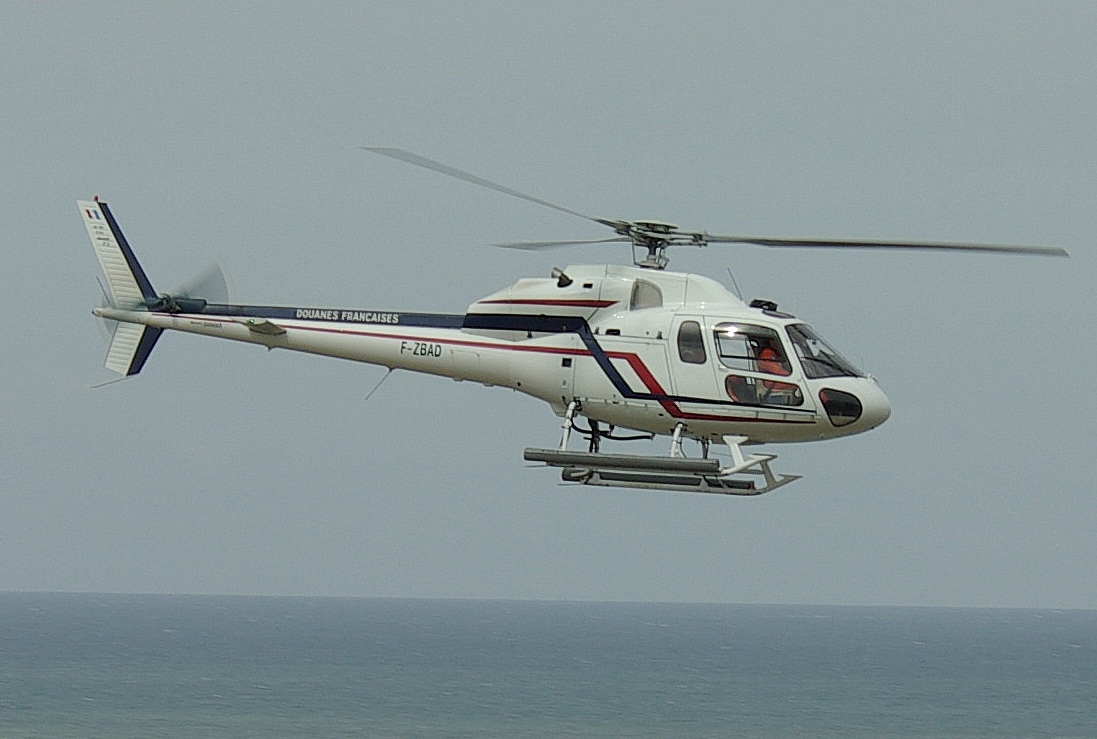 Eurocopter AS 355 le long de Baie Victoria, South Shire.