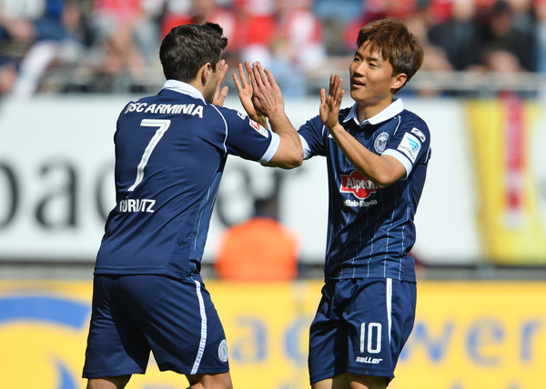 Fichier:Seung+Woo+Ryu+Michael+Goerlitz+Arminia+Bielefeld+u5S4PGJb5fnl.jpg