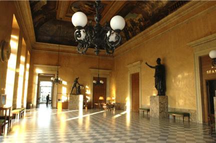 Salle des pas perdus, un des halls du palais