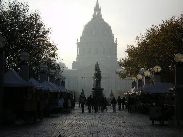 Vue du palais embrumé à l'aube