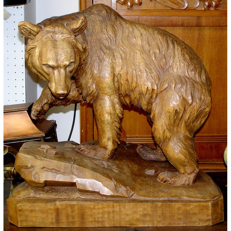 Sculpture en bois d'un grizzli.