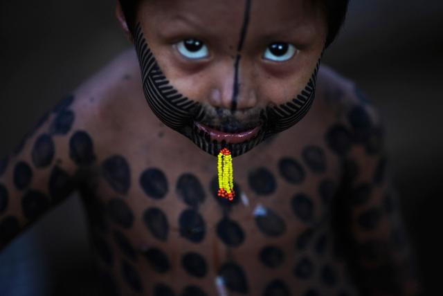 tatouage sur le corps d'un enfant.