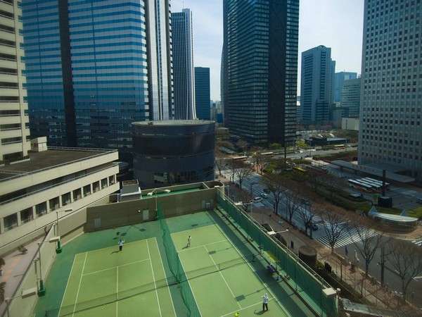 Court de tennis sur la terrasse du Park Hyatt Heiwashima.